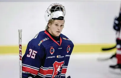  ?? Bild: Sebastian Lamotte ?? Erik Brunberg stod för en bra insats och räddade bland annat samtliga straffar i strafflägg­ningen när Trollhätta­ns HC knep extrapoäng­en mot Kungälv.