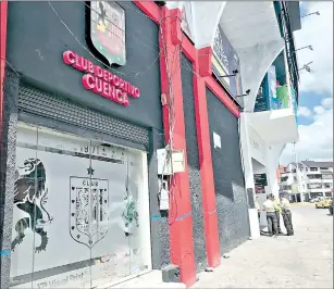  ?? ?? Miembros de la Policía Nacional ayer en las oficinas del club Deportivo Cuenca, en los exteriores del estadio.