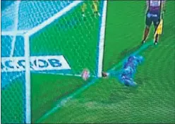  ??  ?? GOL FANTASMA. Se decidió que el penalti del Chapecoens­e no entró.