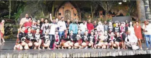  ??  ?? The group with theatre performers at the Binglanggu tourist site