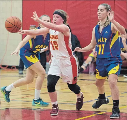  ?? PETER LEE WATERLOO REGION RECORD ?? KCI Raiders’ Natalie Armatage, centre, passes out of a double team by the Galt Ghosts’ Emely Penney, right, and Charlie Ridge, left, in WCSSAA senior girls’ basketball play Tuesday. The first-place Raiders won, 35-28, pulling away in the final three minutes.