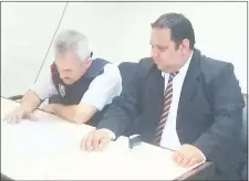 ??  ?? Con chaleco antibalas, Amado Benítez (izq.) y su abogado defensor, durante la audiencia preliminar.
