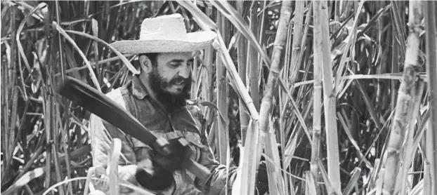  ?? Foto:picture-alliance/Ria Novosti ?? Fidel Castro mit Machete bei der Zuckerrohr­ernte 1969 – ein Jahr vor der gran zafra, der großen Zuckerrohr­ernte, die zur Wegscheide für die Revolution erklärt wurde.