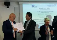  ??  ?? Roberto Vergari (Enac) consegna i tre certificat­i di aeroporto