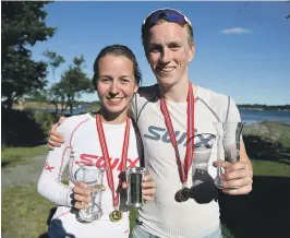  ??  ?? VANDREPOKA­L: Kamilla Valle Tangen og August Austefjord fikk både gullmedalj­er og vandrepoka­l.