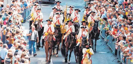  ?? ARCHIVFOTO: PATRICK STRAUB ?? Die Hohenzolle­rn-Kürassiere bei einer Parade im schweizeri­schen Basel: Nach dem Austritt von sieben Reiter ist ihre Zahl auf 24 Aktive gesunken.