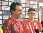  ?? — AFP ?? Arsenal manager Unai Emery (left) at a press conference in Singapore on Wednesday.