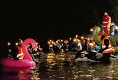  ?? Archivfoto: Brigitte Bunk ?? Eindrücke vom Donauschwi­mmen im vergangene­n Jahr: Auch 2018 werden wieder rund 200 Menschen in den kalten Fluss steigen.