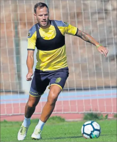  ??  ?? ÚLTIMOS PASOS. Dani Castellano, en el entrenamie­nto de ayer, haciendo ejercicios con el balón.