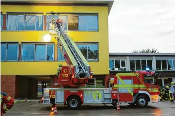  ?? Foto: Mario Obeser ?? Die Rettung von Kindern aus dem Hort mit Steckleite­rn und Drehleiter gehörte zu den Aufgaben bei der Inspektion der Freiwillig­en Feuerwehr Ichenhause­n.