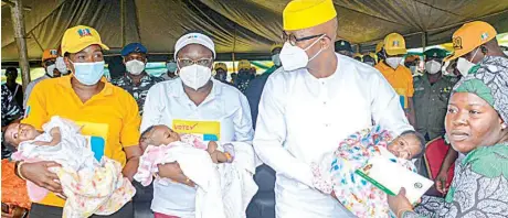  ??  ?? Ogun State Commission­er for Health, Dr. Tomi Coker ( left); Deputy Governor, Mrs. Noimot Salako- Oyedele; Governor Dapo Abiodun presenting a gift to the mother of a set of triplets born during local council electionee­ring, Mrs. Saidat Idowu at Odogbolu… yesterday