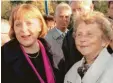  ?? Foto: dpa ?? Angela Merkel und ihre Mutter Herlind Kasner im Jahr 2000.