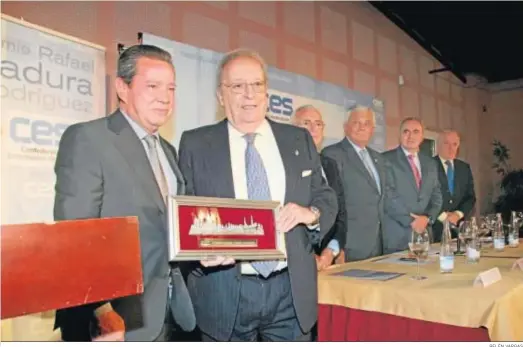  ?? BELÉN VARGAS ?? Valentín Álvarez Vigil recibiendo el II premio Rafael Padura de la CES en el año 2008.