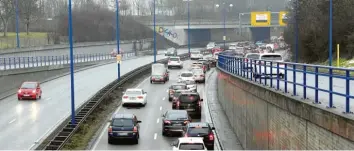  ?? Foto: Silvio Wyszengrad (Archivbild) ?? Wie soll der Verkehr der Zukunft in Augsburg sehen? Dazu will die Stadt einen neuen Plan ausarbeite­n. Eine Frage: Kann und soll eine Osttangent­e die B 17 im Westen der Stadt entlasten?