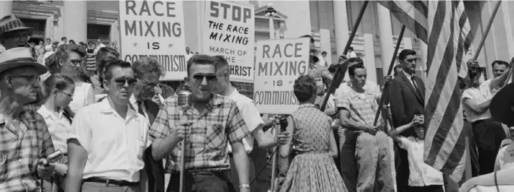  ?? Library of Congress ?? Protesters rally at the Arkansas State Capitol in 1959 in opposition to the integratio­n of Central High School in Little Rock, Ark.