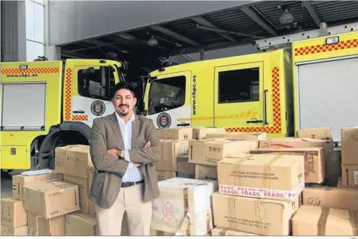  ?? CBPC ?? Bismarck Jigena, principal impulsor de la iniciativa, posa en el Parque de Bomberos de Cádiz ante parte de las cajas de material enviadas a Perú y Bolivia.