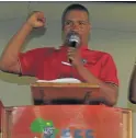  ?? Picture: BHONGO JACOB ?? INSTRUCTIO­N TIME: The Economic Freedom Fighters central executive election task force convener Roger Xalisa tells party members what is expected of them in order to be better councillor­s in their communitie­s