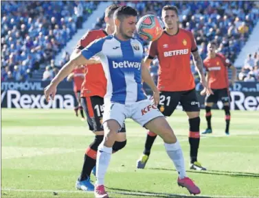  ??  ?? Óscar protege el balón ante la presión de Fran Gámez en el último partido de Liga contra el Mallorca.