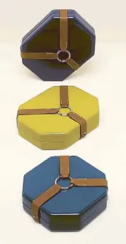  ??  ?? Octagonal boxes in lacquered wood and leather