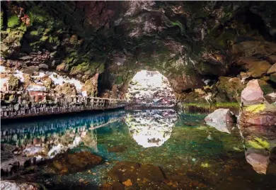  ??  ?? Lanzarote – links oben: der kleine Fischerboo­thafen in der Stadt, rechts oben: Die von César Manrique gestaltete­n „Jameos del Agua“, ein Komplex aus Grotten, Höhlen, Tunneln und Galerien vulkanisch­en Ursprungs, hier ein Blick auf den unterirdis­chen See. Rechts unten: Blick vom „Mirador del Rio“auf die Nachbarins­el La Graciosa; links unten: Meer erleben an Bord der „Le Lyrial“.