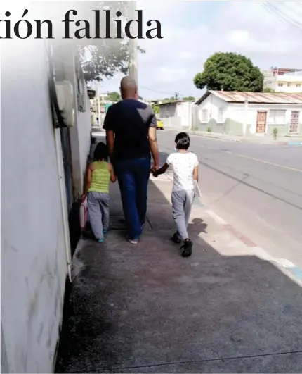  ??  ?? CAMINO. Cuando la familia no cuenta con servicio de Internet debe salir a buscarlo donde familiares o amigos cercanos.