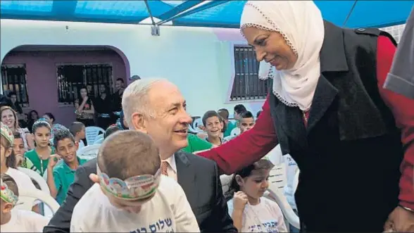  ?? SEBASTIAN SCHEINER / AP ?? Beniamin Netanyahu, con alumnos de una escuela en la localidad araboisrae­lí de Tamra, el pasado día 1, primer día de clase