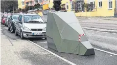  ?? FOTO: POHL ?? Der „silberne Helfer“des Enforcemen­t Trailers steht momentan in der Spittelstr­aße auf Höhe der Vivida BKK.