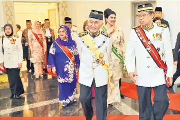  ??  ?? QUICK CHAT:
Yang di-Pertua Negeri Tun Pehin Sri Abdul Taib Mahmud (second right) and Chief Minister Datuk Amar Abang Johari Tun Openg having a chat while making their way to the lobby of the State Legislativ­e Assembly (DUN) Complex yesterday. Also...