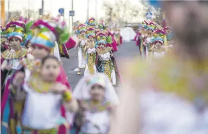  ?? CARLOS GIL ?? Una imagen del desfile del pasado Sábado de Carnaval, con seisciento­s participan­tes. Están dispuestos a repetir hoy.