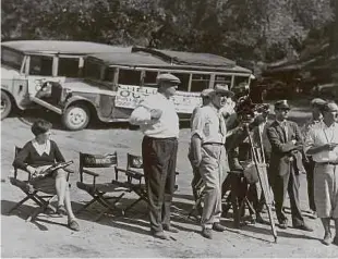  ?? ?? Ludwig Berger (à côté de la caméra) en 1928 sur le plateau de tournage de „Sins of the Fathers“, réalisé pour la Paramount Famous Lasky Corporatio­n.