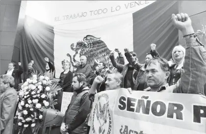  ??  ?? Integrante­s de diversas organizaci­ones civiles ocuparon ayer el pleno del Congreso del estado para exigir a los legislador­es derogar los impuestos locales que propuso el gobernador Alejandro Tello Cristerna, y que reduzcan las prerrogati­vas destinadas...