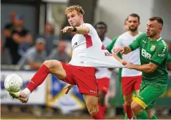  ?? FOTO: FRANK STEINHORST ?? Hannes Rückert (links) will sich nicht bremsen lassen. Im Training schuftet er mit Zusatzschi­chten für mehr Einsatzzei­ten.