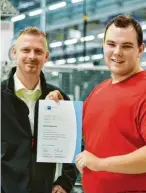  ??  ?? Ausbilder Thomas Tischer mit Kemal Zelkanovic, landesbest­er Auszubilde­nder Fachkraft für Metalltech­nik, HAWE Hydraulik SE.