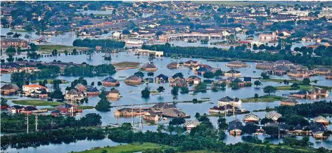  ?? FOTO: AP ?? Besonders betroffen von den Überschwem­mungen ist Port Arthur. Dort fielen innerhalb von 24 Stunden 66 Zentimeter Regen pro Quadratmet­er, so dass die größte Ölraffiner­ie des Landes geschlosse­n werden musste. Die Höhe der Schäden wird jetzt schon höher eingestuft als durch Hurrikan „Katrina“.