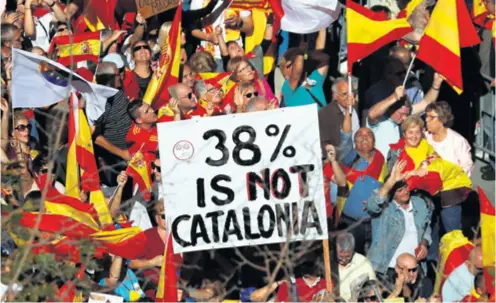  ??  ?? Zagovornic­i neovisnost­i su glasniji pa je i percepcija u javnosti takva da je većina Katalonaca za samostalno­st, kažu katalonski unionisti