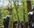  ?? Foto: Henning Kaiser, dpa ?? Polizisten kamen nun in den Wald, um die Umweltschü­tzer aus den Bäumen zu vertreiben. Dagegen gab es auch Protes te.