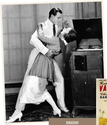  ??  ?? RUBACUORI Rodolfo Valentino con la moglie Natacha Rambova. Il 24 maggio arriva al cinema Rudy Valentino, sulla vita del divo; la locandina francese del Figlio dello sceicco (L’amant éternel) e, nella pagina accanto, una scena.