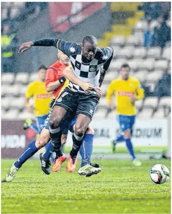  ??  ?? Le natif de Douala, Christian Pouga, sous les couleurs du club portugais de Boavista.