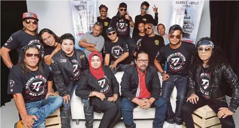  ??  ?? SABRINA dan suami, Mohd Asri Ramli bersama artis yang terbabit dalam Santai Retro 2018.