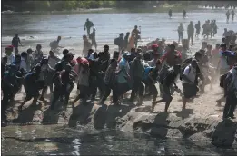  ?? MARCO UGARTE — THE ASSOCIATED PRESS ?? Migrants run on the Mexican side of the bank of the Suchiate River on Monday.