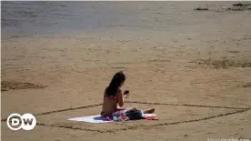  ??  ?? Una mujer en la playa de San Lorenzo, en Asturias, a finales de agosto.