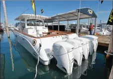  ??  ?? La baille à mouillage à l’américaine… « ça dépote » ! Avec ses 19,80 mètres de long propulsés par cinq Seven Marine de 627 chevaux, l’Estrella 65 de HCB est à ce jour le plus gros open du monde. Pour combien de temps ?