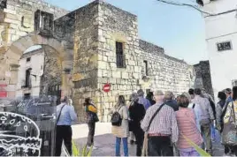  ?? EL PERIÓDICO ?? Un grupo de turistas visitando la zona amurallada de la ciudad.