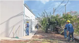  ??  ?? En pleno barrio Noroeste, siguen los trabajos en la sede de las Mamás Cuidadoras.