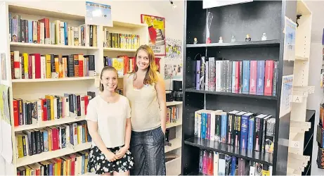  ??  ?? Viktoria und Julia Kalt engagieren sich ehrenamtli­ch bei Books4Life in der Wiener Skodagasse – der Erlös der verkauften Bücher geht an karitative Organisati­onen.