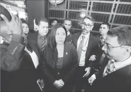  ??  ?? A la vicefiscal Katherine Haringhton, designada por el Tribunal Supremo, le fue negada la entrada a la sede de la fiscalía, en Caracas ■ Foto Ap