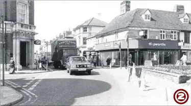  ??  ?? Bank Street at its junction with the Upper High Street in 1986. Here we can see the prepedestr­ianised area of Bank Street and the High Street at a time when traffic still used the town centre streets during trading hours and without any restrictio­n....