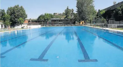  ?? EL PERIÓDICO ?? Foto de archivo de la piscina de Trujillo, que abrirá en unos días.