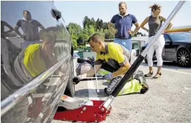  ??  ?? Reifenwech­sel gehört zu den leichteren Aufgaben der Pannenhelf­er.