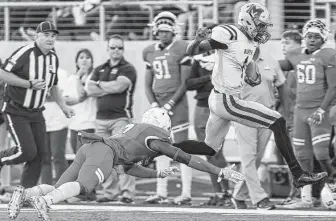  ?? Godofredo A. Vásquez / Staff photograph­er ?? Fort Bend Marshall quarterbac­k Malik Hornsby, right, ran for 135 yards and two rushing touchdowns to go with 264 yards and two touchdowns passing in the win over Manvel.